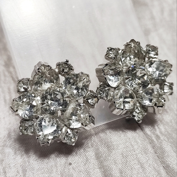Unsigned Blazing Clear Silver Tone Rhinestone Vintage Clip Earrings Prong Set - Picture 2 of 14